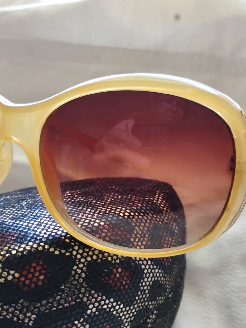 Beige Joan Rivers Sunglasses w. Case - Picture 2 of 8